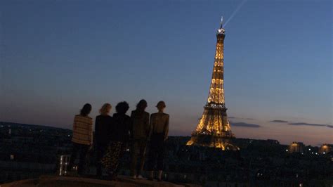 Saint Laurent: sfilata sulla Tour Eiffel con l'uomo 2021 